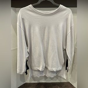 Light grey high-low waist sweatshirt with ribbon details on sleeves